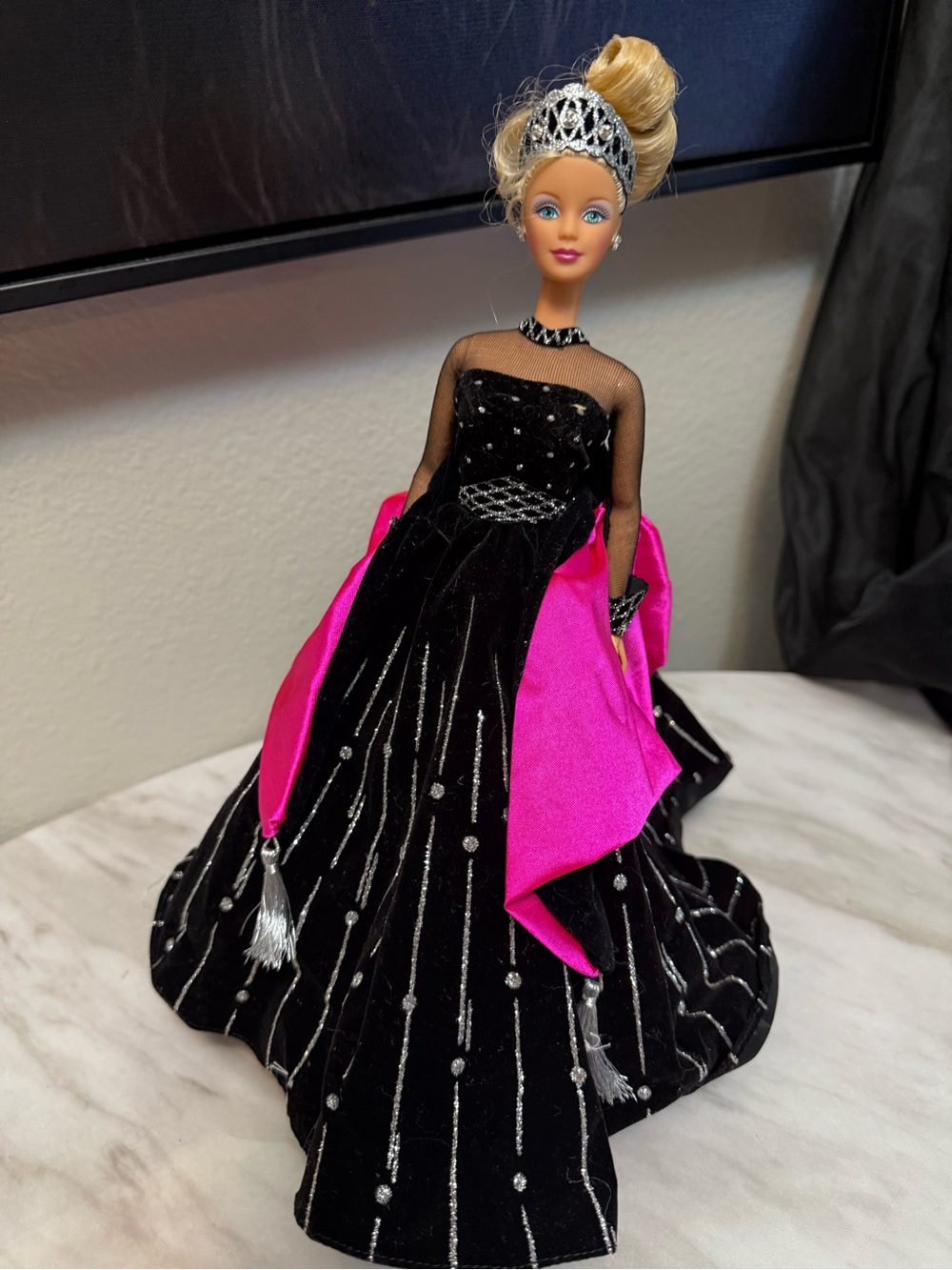 Barbie Mattel 1998 Happy Holidays Barbie Special edition